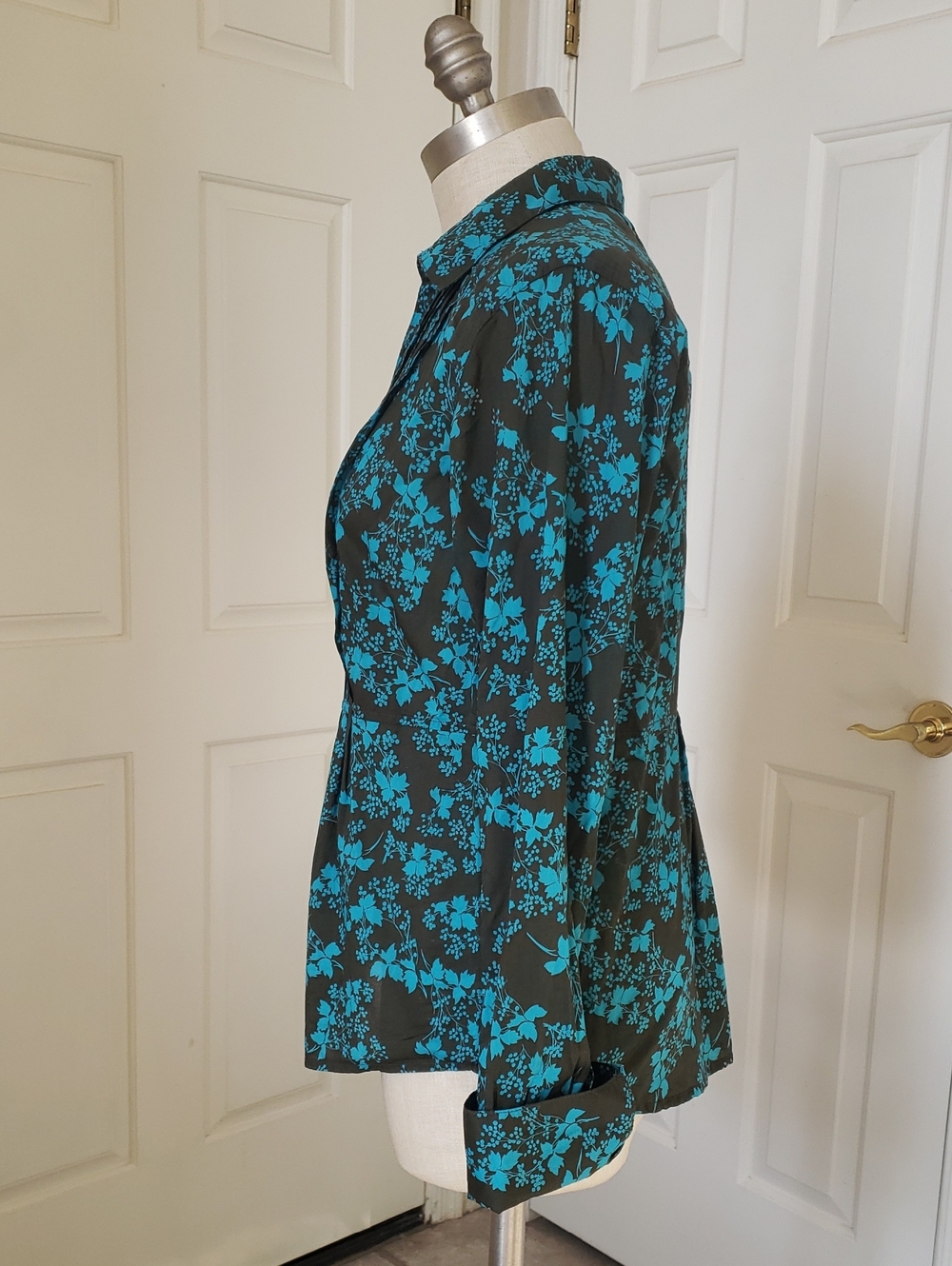 Eddie Bauer Teal Charcoal Floral Pintuck Button‑Down Shirt | Size Medium - Picture 4 of 16